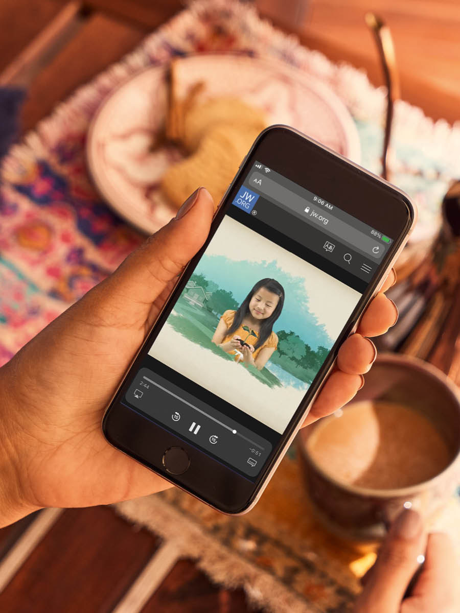 Sebuah video tentang Bible dimainkan pada telefon bimbit.