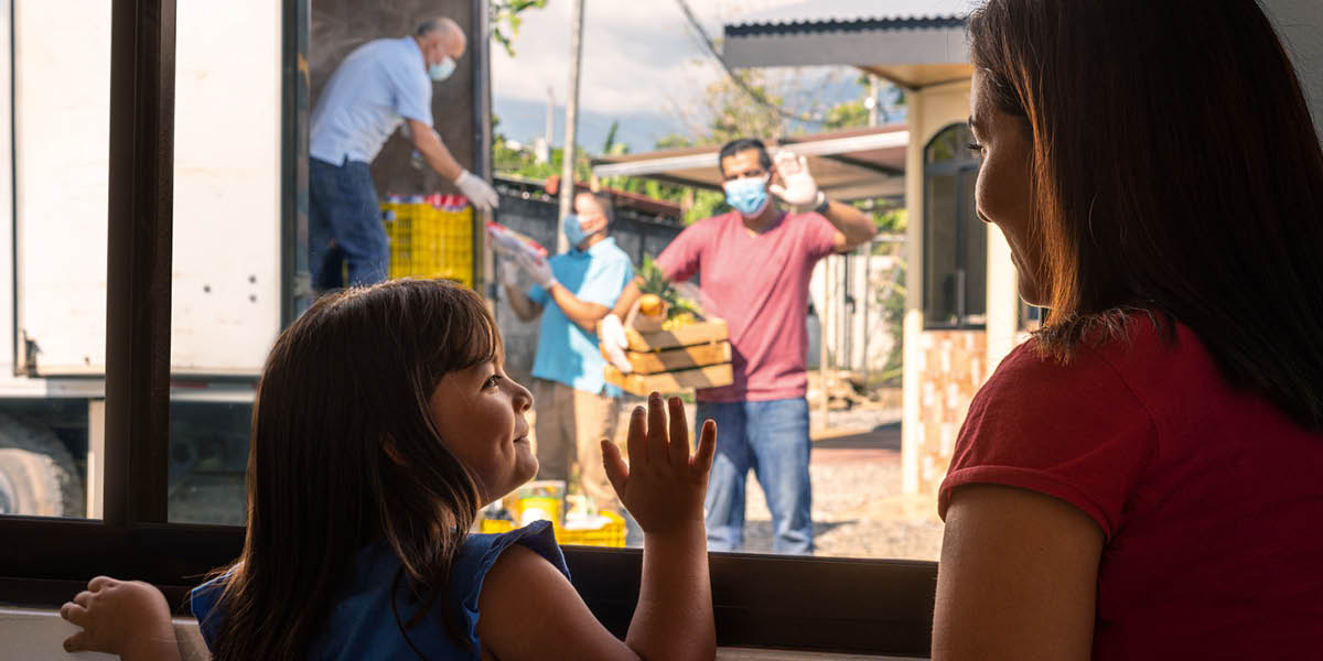 Para saudara menghantar bantuan makanan kepada seorang ibu dan anak perempuannya.
