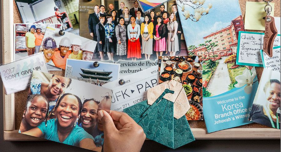 Foto dan barang kenangan lain yang dimiliki kaum muda yang berkhidmat sepenuh masa