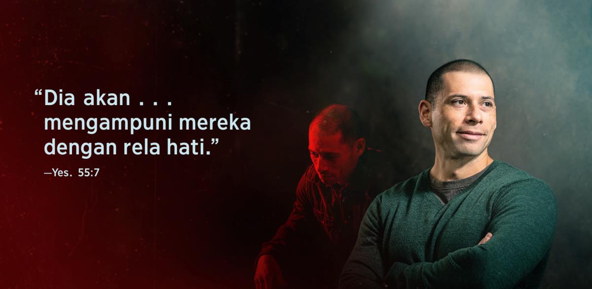 Kata-kata “Dia akan . . .mengampuni mereka dengan rela hati,” di Yesaya 55:7, muncul di sebelah saudara itu. Gambar di belakang menunjukkan saudara itu sedih dan tawar hati. Gambar di depan menunjukkan saudara itu yakin dan gembira.
