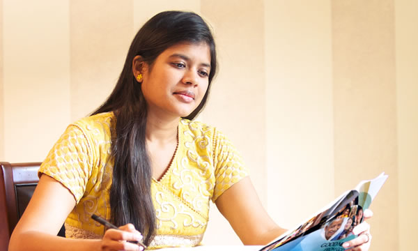 Бурхнаас ирсэн сайн мэдээ» товхимлыг судалж буй эмэгтэй