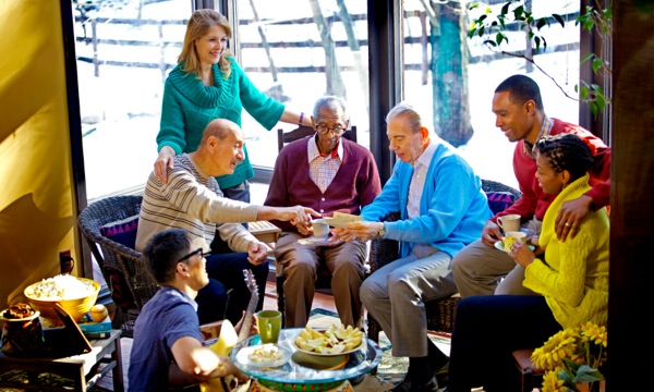 Ħbieb taʼ kull età u sfondi differenti f’laqgħa soċjali