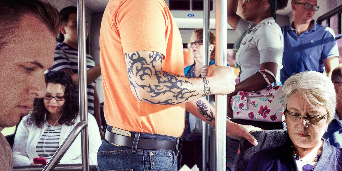Raġel li għandu tattoos fuq idejh