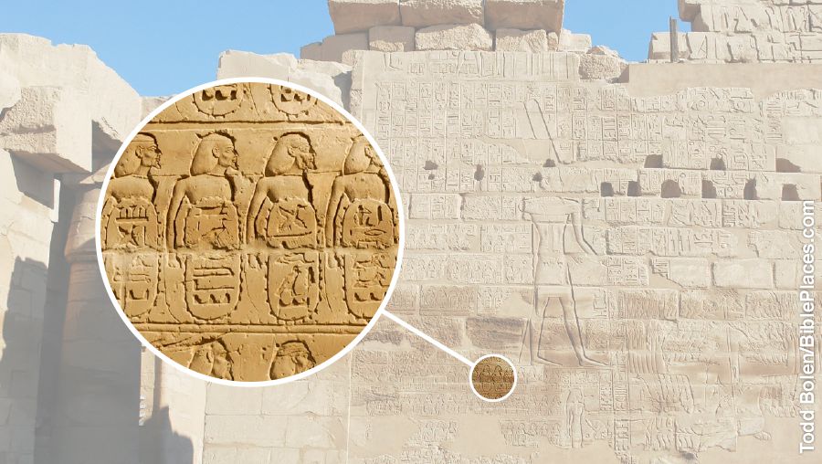 Parti mit-tinqix li jinsab f’Karnak mill-viċin li juri l-priġunieri maqbudin