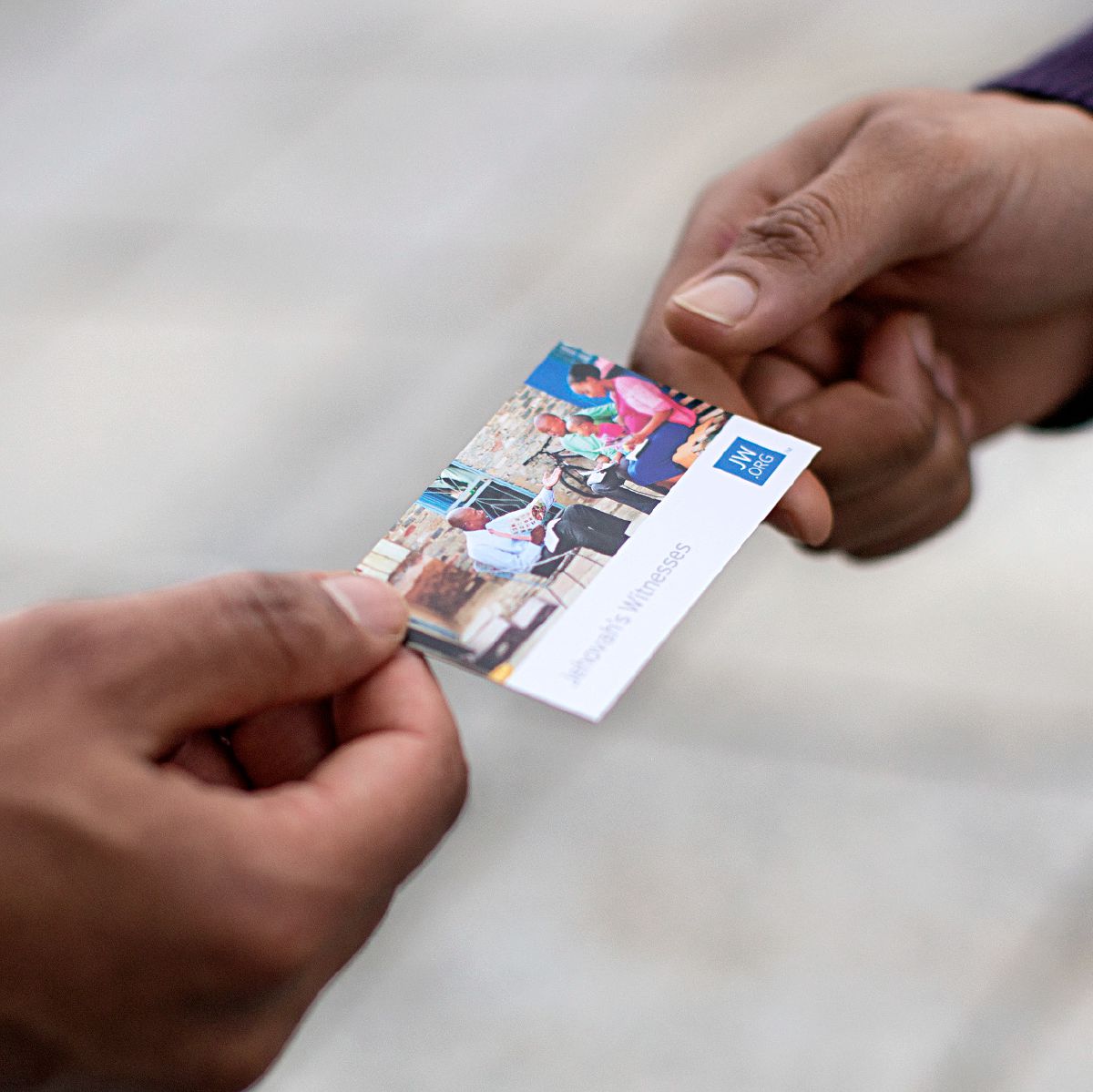 Xhud ta’ Ġeħova jagħti kard tal-jw.org lil persuna oħra