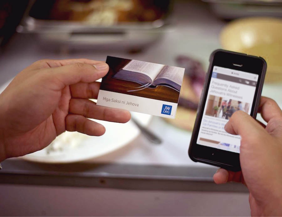 Persuna tuża l-kard tal-jw.org biex tidħol fil-websajt