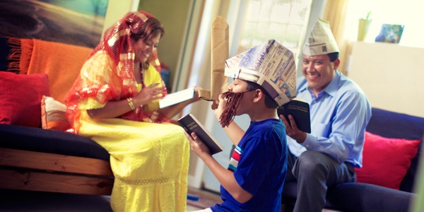 Familja jirreċtaw rakkont Bibliku matul il-qima tal-familja tagħhom