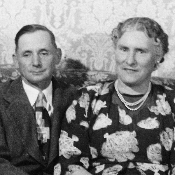 Il-​ġenituri taʼ Kenneth Little