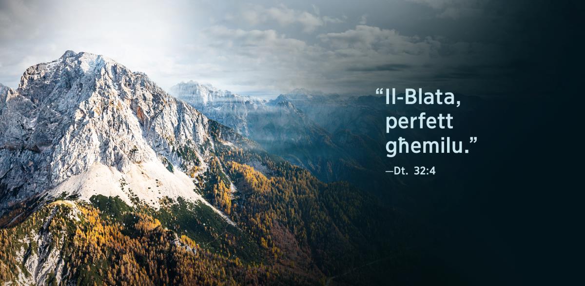 Il-​kliem “Il-​Blata, perfett għemilu,” minn Dewteronomju 32:4, jidher ħdejn muntanja.