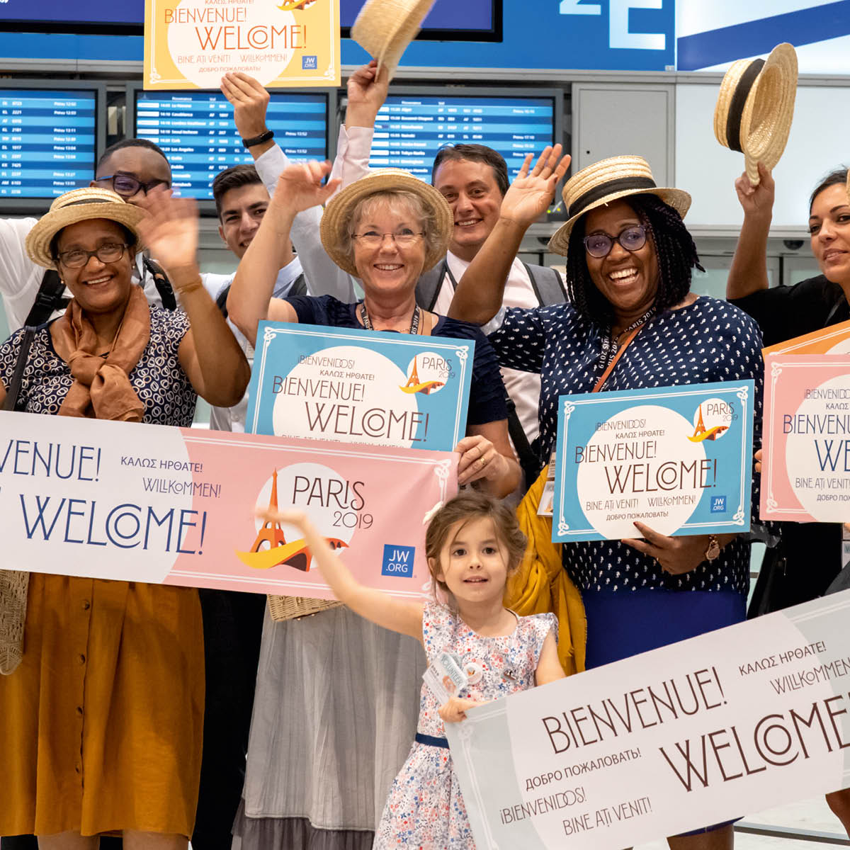Aħwa qegħdin l-airport u qed jieħdu pjaċir jilqgħu lid-delegati għal konvenzjoni f’Pariġi.