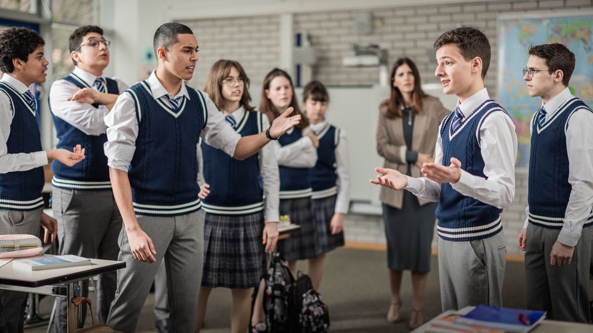 Żewġ żgħażagħ Xhieda qed jitkellmu bil-kalma dwar dak li jemmnu maʼ tal-klassi u t-teacher li huma rrabjati.