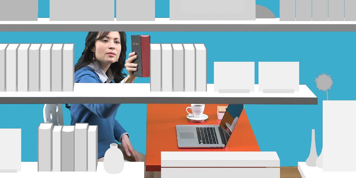 Mara tieħu l-Bibbja minn fuq xkaffa