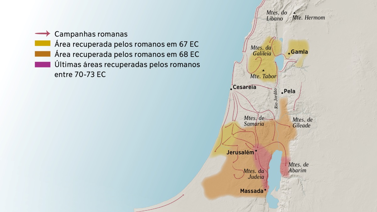 Um mapa com algumas das montanhas e cidades de Israel no primeiro século. A norte de Jerusalém, estão os montes do Líbano, da Galileia, de Samaria e de Gileade, bem como o monte Hermom e o monte Tabor. As cidades de Gamla, Cesareia e Pela também ficam a norte de Jerusalém. A sul de Jerusalém, estão os montes da Judeia e de Abarim, bem como a cidade de Massada. O mapa também mostra o percurso das campanhas romanas e as áreas que os romanos recuperaram entre 67 EC e 73 EC.