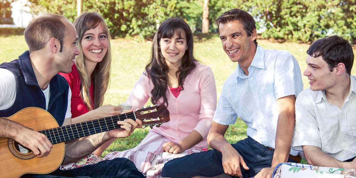ǃGâsan hîna guitarde ǀhuru tsî ǃauga ǁkhoaxa musik-e ra ǁnaen.