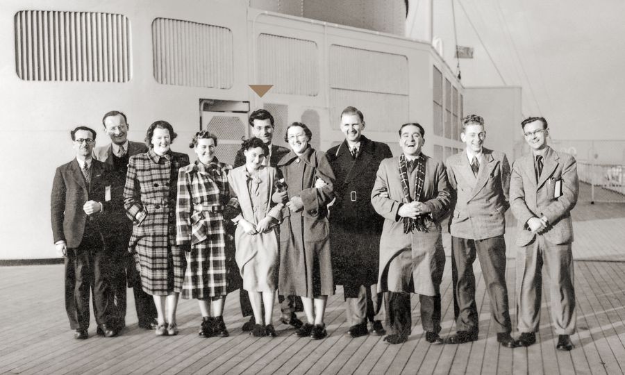 Edward Bazelib tsî nau ǃgâsan hîna Gilead Skola ǃoa ra īn Queen Elisabets anikhunis ǀkha