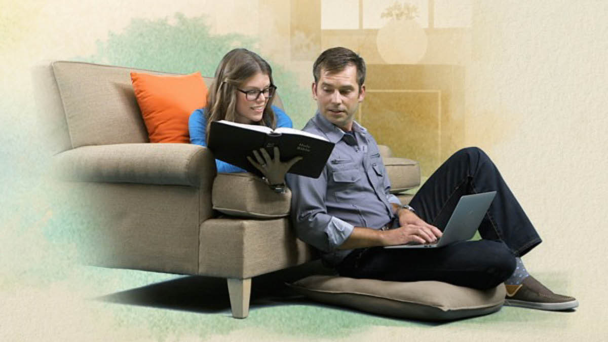 Foto tlen mota itech video “¿Tleka moneki timomachtis Biblia?”. Se siuatl kititia inamik tlen okitlajtolti itech Biblia.