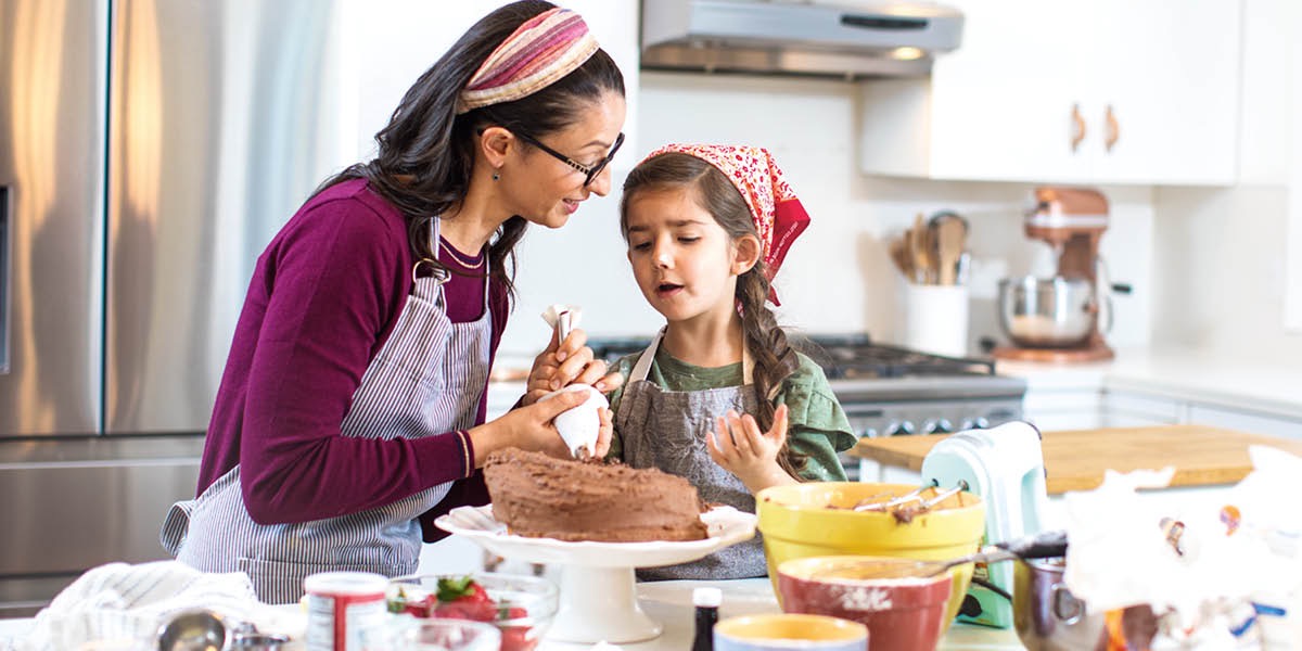 Ain mama däit sijn määke helpe wat ni fröölig is weegen eer kuchen ni richtig geewt hät