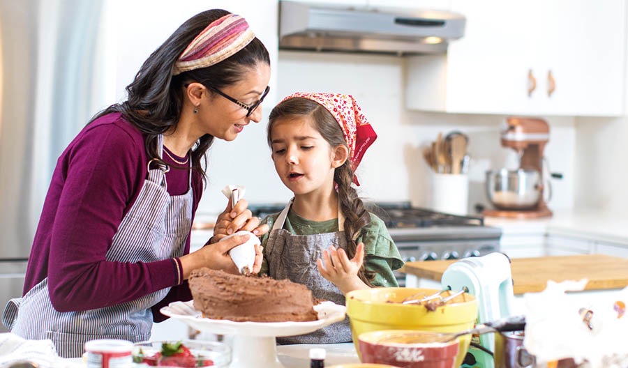 Ain mama däit sijn määke helpe wat ni fröölig is weegen eer kuchen ni richtig geewt hät