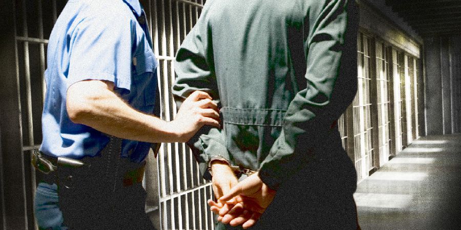 एक भाइलाई हतकडी लगाएर गार्डले झ्यालखानाको कोठरीमा लग्दै छन्‌।