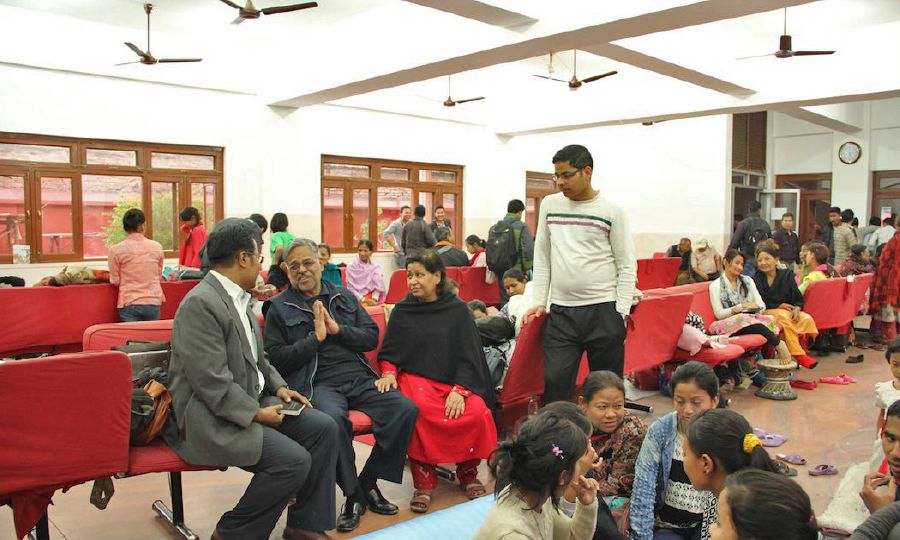 नेपालमा अप्रिल २०१५ मा गएको भूकम्पपछि राज्यभवनमा शरण लिंदै
