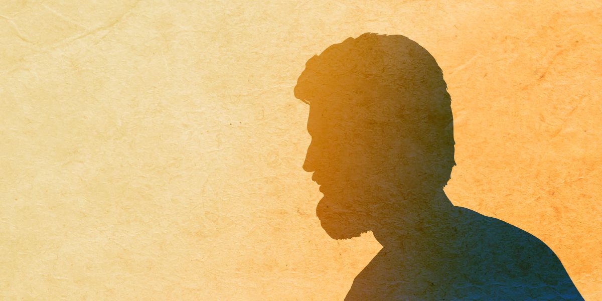 एक मानिस बाइबलको पाण्डुलिपि सार्दै छ