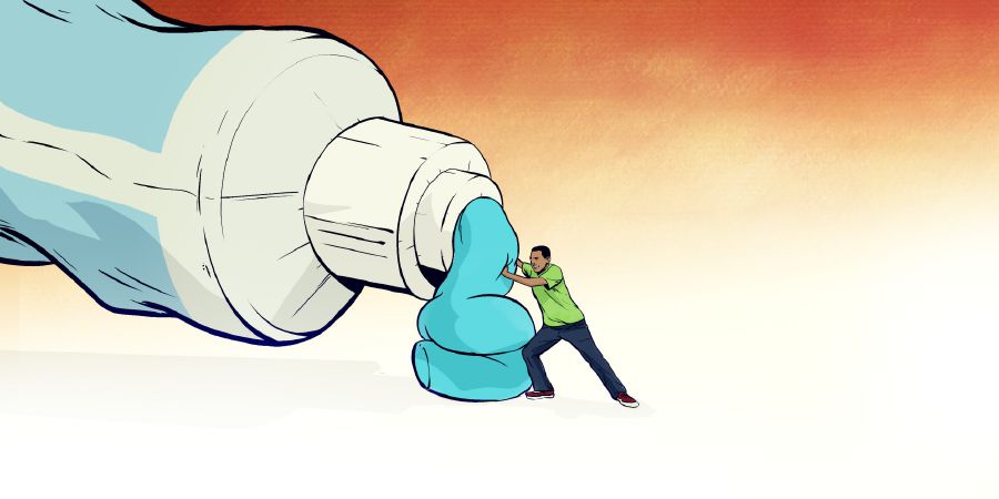 एक जना युवक मन्जनलाई फेरि ट्युबभित्र हाल्ने प्रयास गर्दै