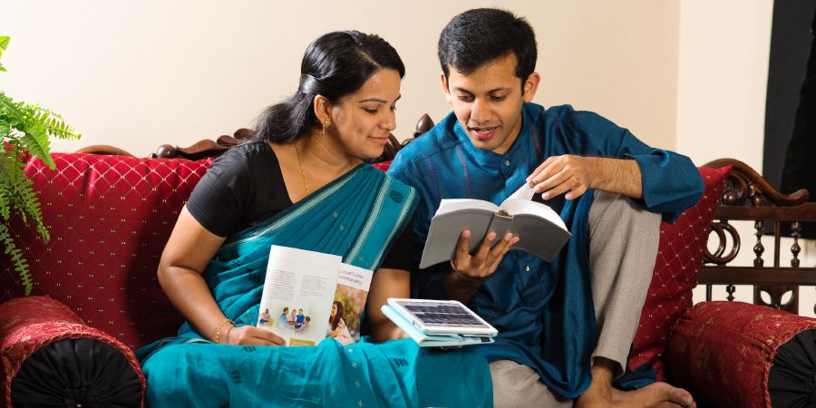 पति र पत्नी बाइबल अध्ययन गर्दै