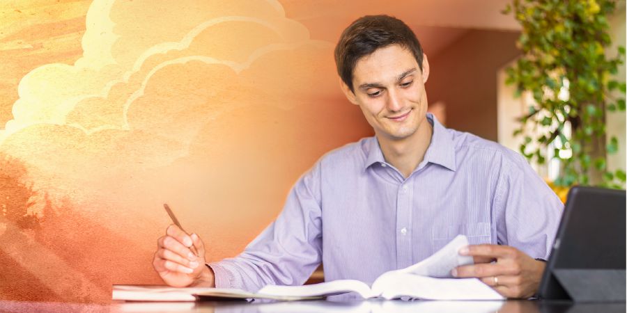 व्यक्‍तिगत बाइबल अध्ययन गरिरहेका भाइ