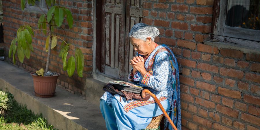 एउटी बहिनी मदतको लागि प्रार्थना गर्छिन्‌