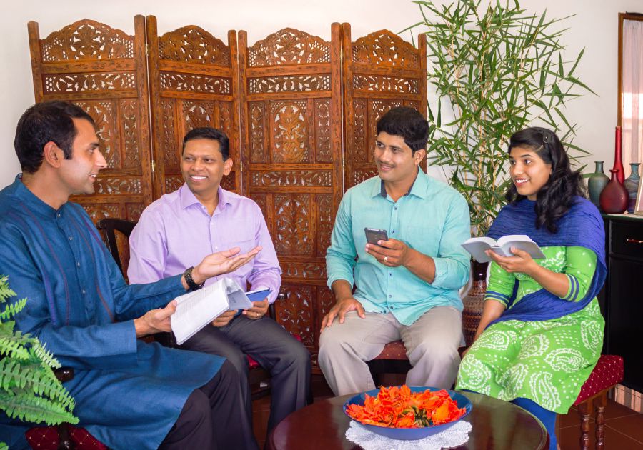 दुई जना एल्डरहरू एक दम्पतीलाई गोठालो भेट गर्छन्‌