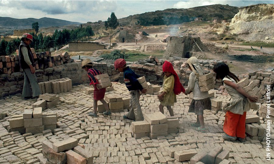 इँटा भट्टामा दासको रूपमा काम गर्ने बालबालिका