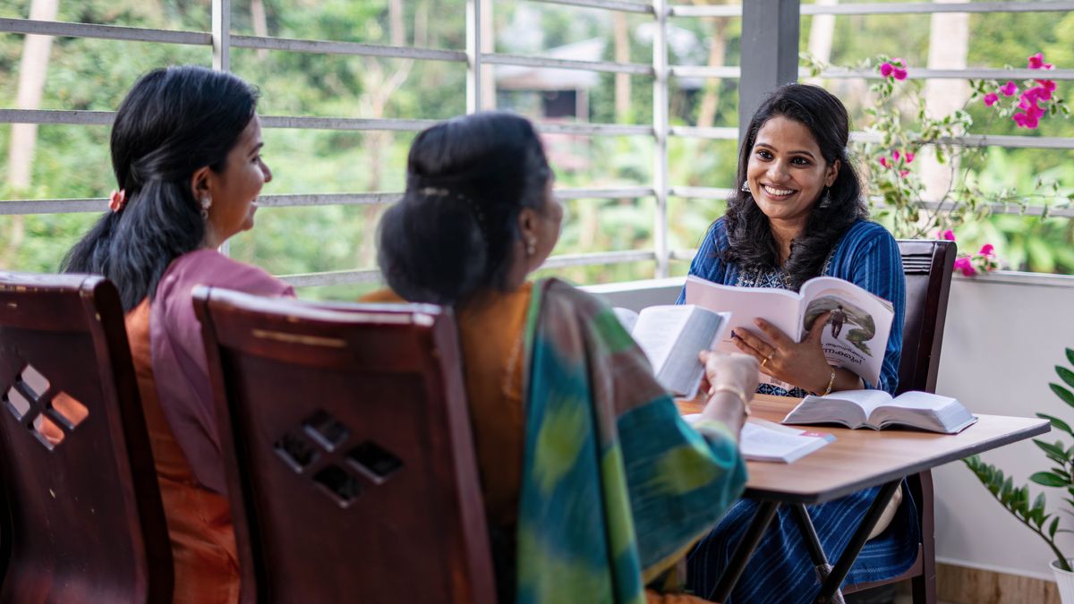 यहोवाका साक्षीहरू एउटी महिलालाई “सधैँभरि जीवनको आनन्द उठाउनुहोस्‌” किताबबाट अध्ययन गराउँदै छन्‌।