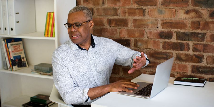 Omumwatate inaa hala okutala iinima inaayi yogoka kokompiuta ye