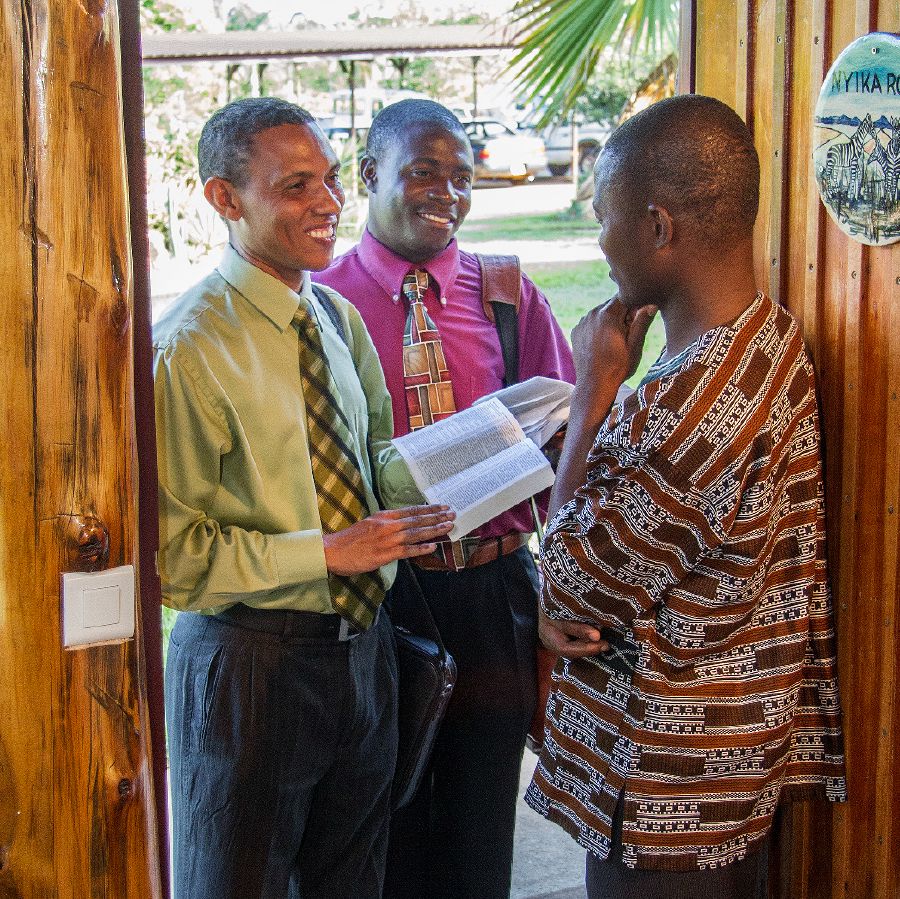 Aamwatate yaali taya kundathana enyolo nomulumentu pegumbo lye