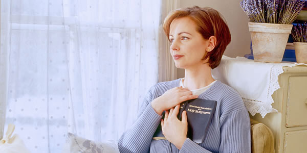 Fifine ne manamanatu ke he mena ne totou laia e ia he Tohi Tapu