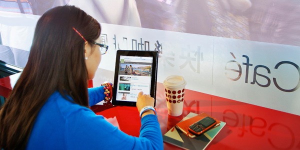 Een jonge vrouw kijkt op jw.org