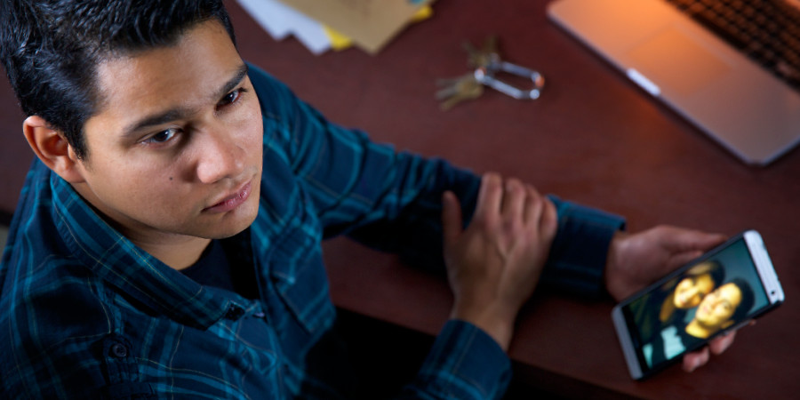 Een jongen die denkt aan het meisje met wie hij het uitgemaakt heeft