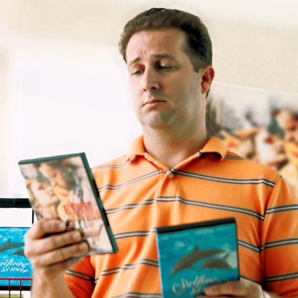 Een man denkt erover na welke film hij zal kiezen