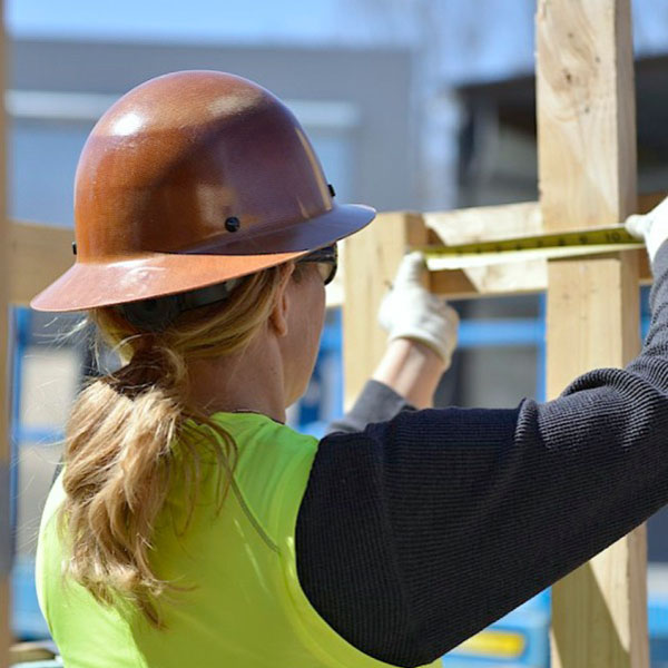 Een zuster die aan het werk is in de bouw