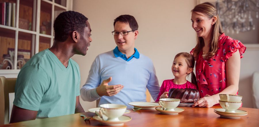 Een gezin dat iemand uit het buitenland bij hen thuis heeft uitgenodigd