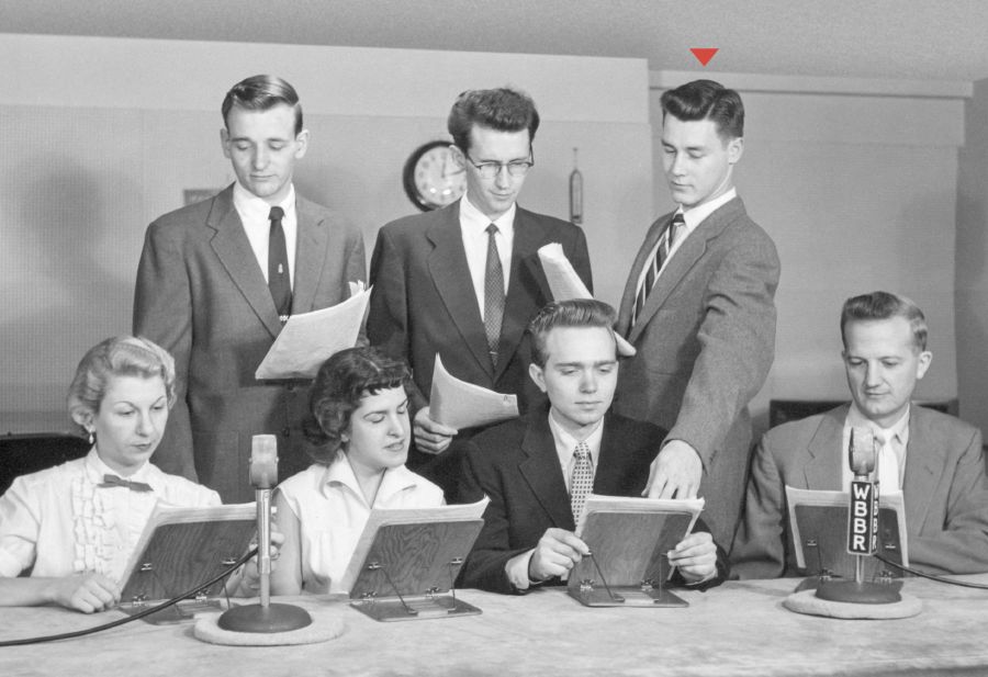 Charles Molohan bereidt zich met een groepje voor op een uitzending van de WBBR-studio