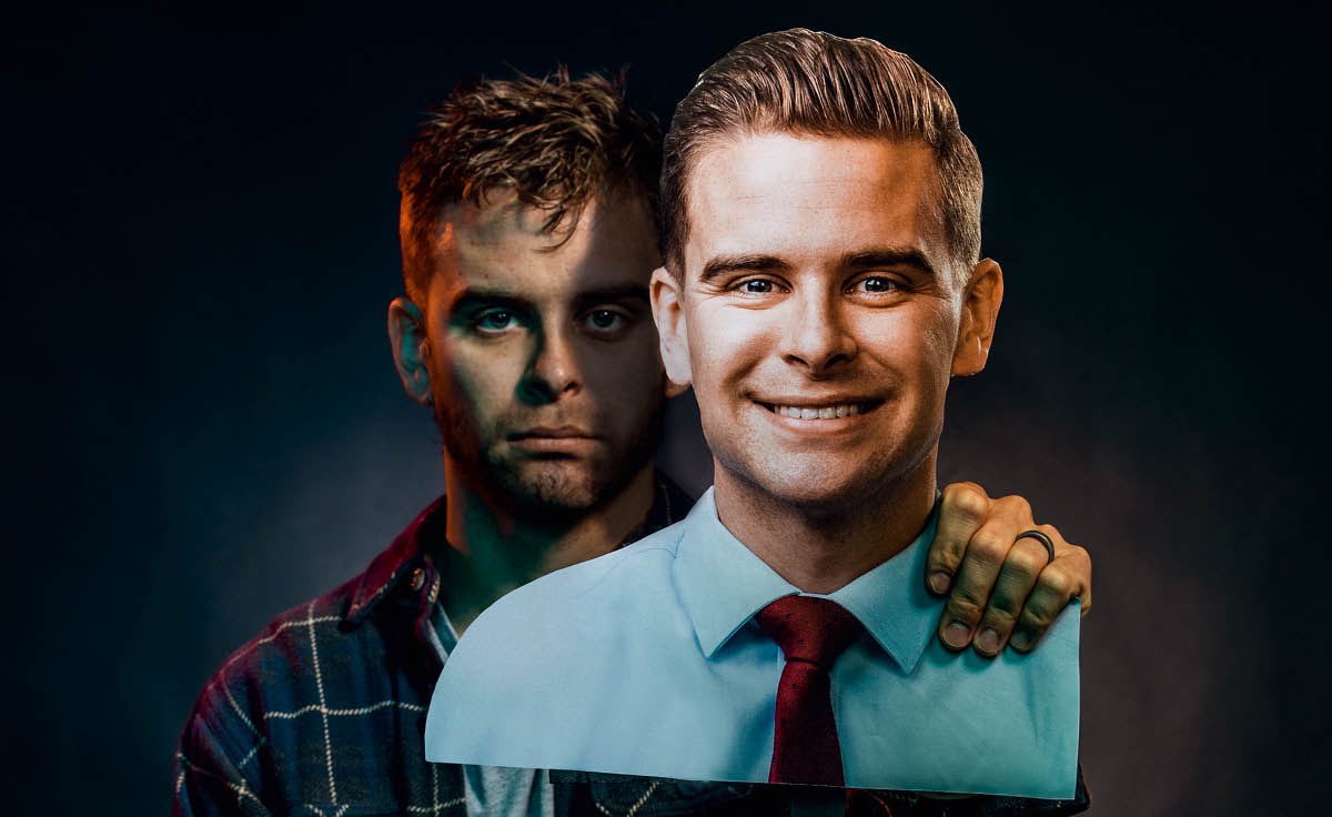 Een ongeschoren en onverzorgde jonge man heeft een levensgrote plaat van zichzelf, gladgeschoren en met een overhemd en stropdas aan