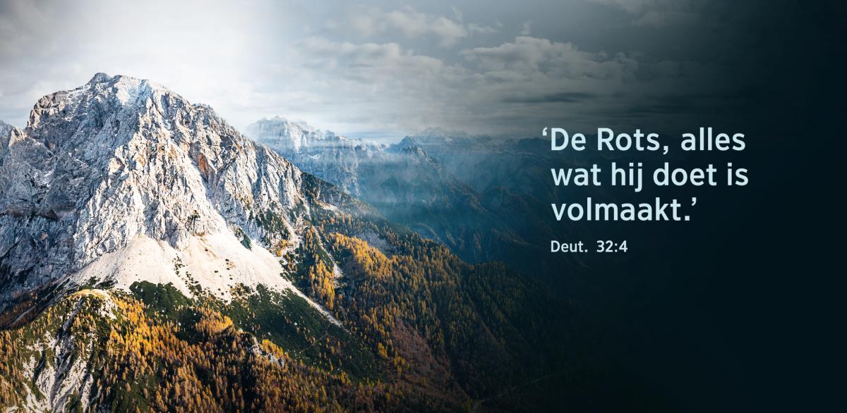 Een bergketen met daarnaast de woorden uit Deuteronomium 32:4: ‘De Rots, alles wat hij doet is volmaakt.’