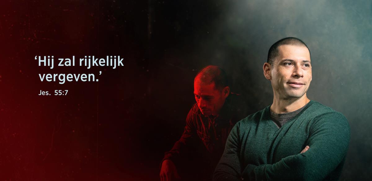 Een broeder met naast hem de woorden uit Jesaja 55:7: ‘Hij zal rijkelijk vergeven.’ Op de achtergrond is hij is bedroefd en moedeloos. Op de voorgrond is hij gelukkig en vol vertrouwen.