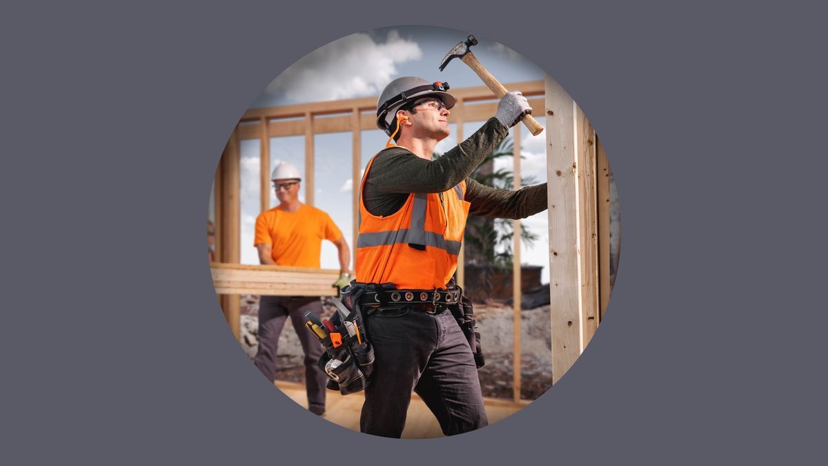 Een broeder werkt mee aan een bouwproject.