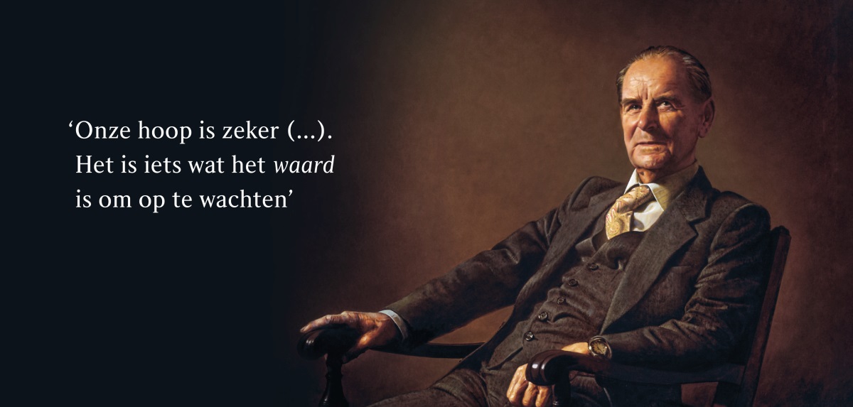 Broeder Frederick Franz met naast hem het citaat: ‘Onze hoop is zeker (...). Het is iets wat het waard is om op te wachten.’