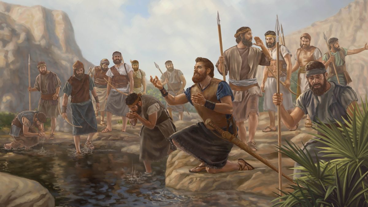 David looft Jehovah terwijl hij en enkele van zijn mannen water uit een stroompje drinken.