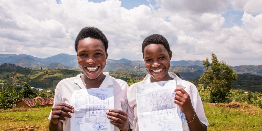Twee kinderen van Getuigen in Rwanda zijn blij dat ze weer naar school mogen