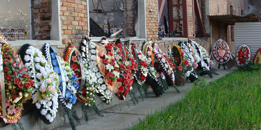 Minnekranser utenfor gymsalen i Beslan