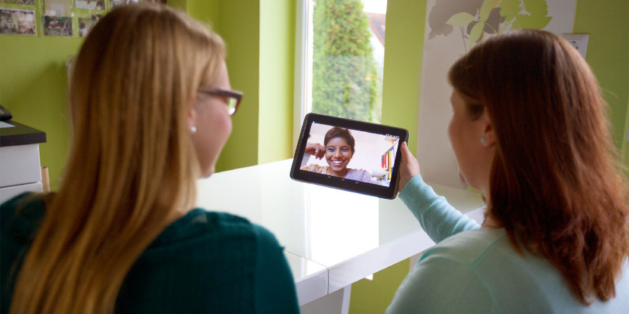 Anja i en videosamtale med venner